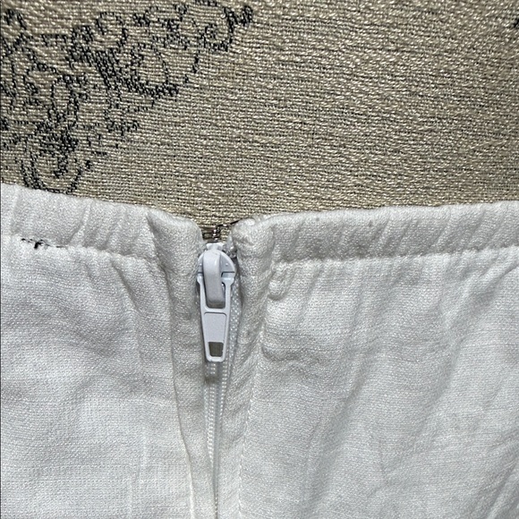 Elegant White Sleeveless Dress - Picture 6 of 12